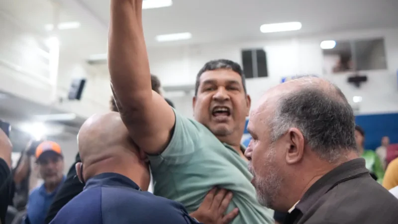 Câmara de Campo Grande suspende sessão após tumulto e retirada de líder comunitário