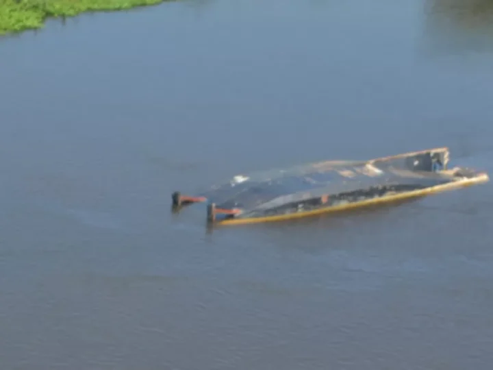 Barco afunda no Rio Dourados e três amigos passam 15 horas em árvore até serem resgatados