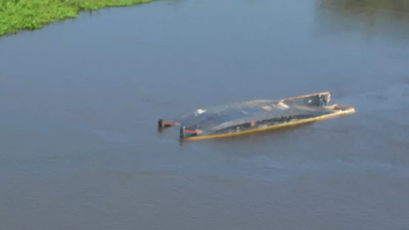 Barco afunda no Rio Dourados e três amigos passam 15 horas em árvore até serem resgatados