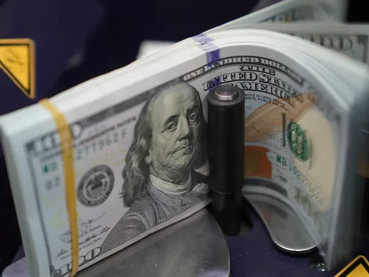 Dólar sobe a R$ 5,03 com incertezas eleitorais e pressão externa sobre moedas emergentes
