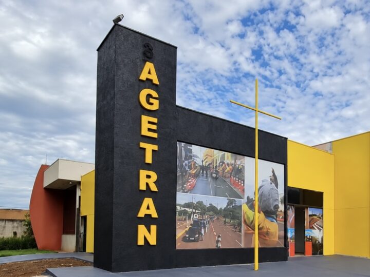 Comerciante recebe duas multas após apresentar CNH em abordagem policial