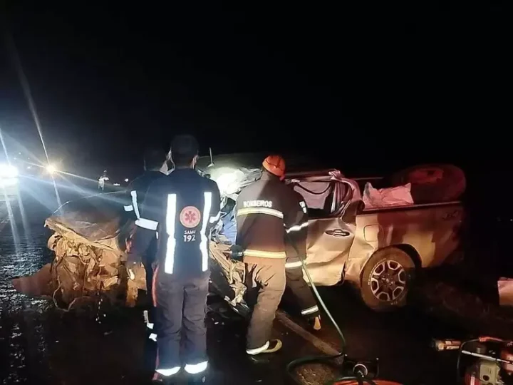 Motorista fica preso às ferragens após Hilux bater de frente com carreta e atingir segundo caminhão na BR-463