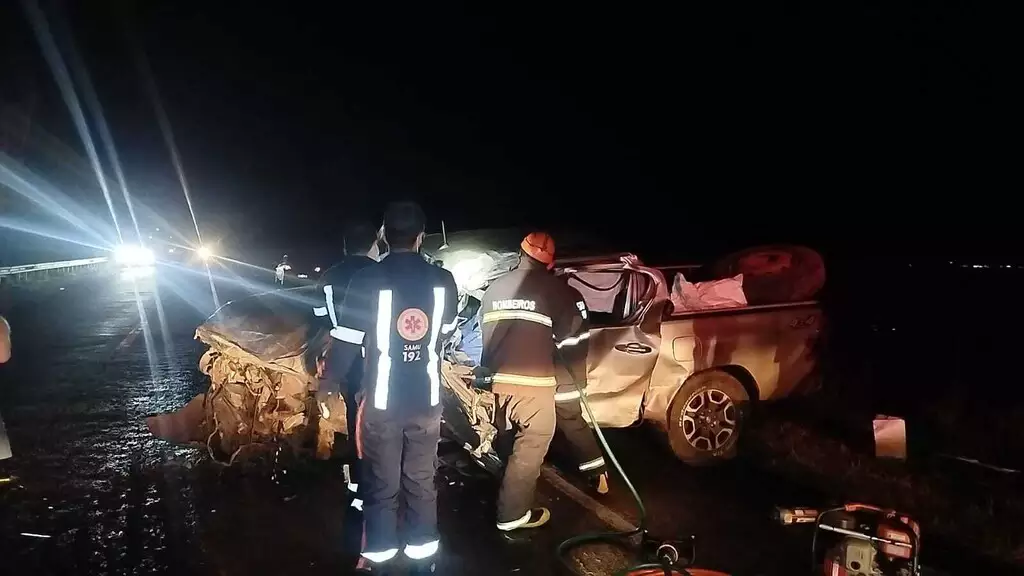 Região: Motorista fica preso às ferragens após Hilux bater de frente com carreta e atingir segundo caminhão na BR-463