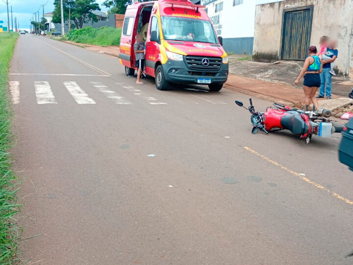 Mulher sofre fraturas nas duas pernas após ser atropelada por moto em Sidrolândia; repórter descobre que vítima é sua mãe