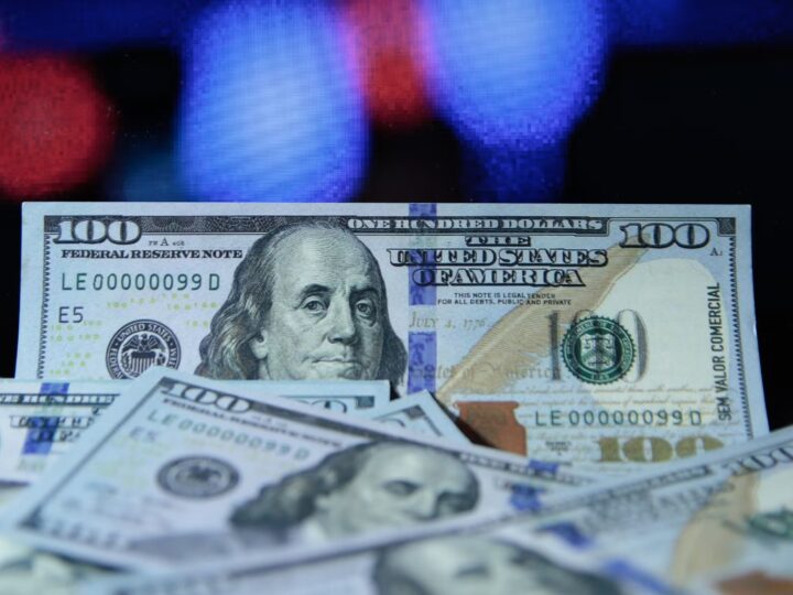 Dólar cai 0,97%, fecha a R$ 5,35 e chega à mínima de R$ 5,30 após disparada histórica