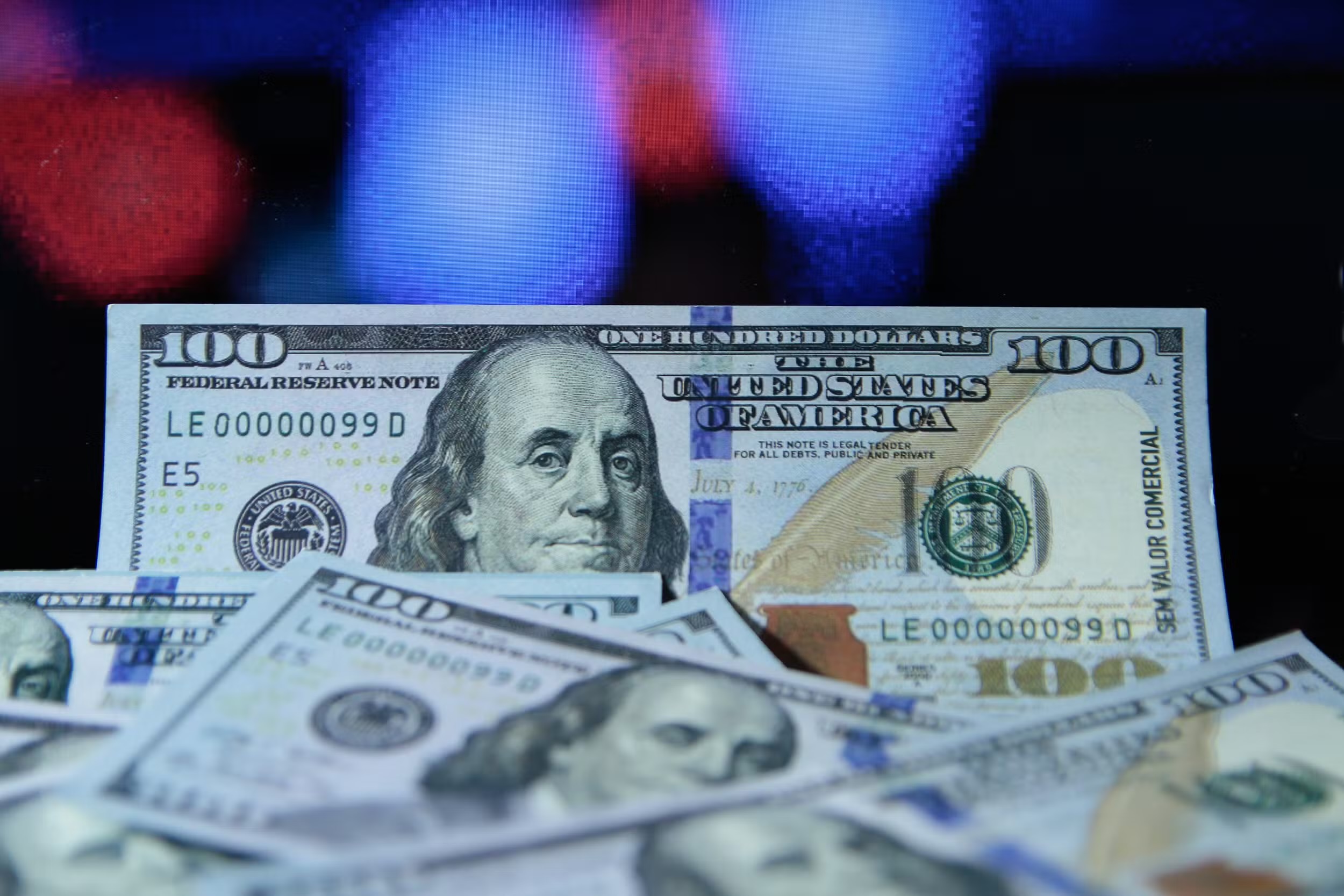 Dólar cai 0,97%, bloqueia a R$ 5,35 e chega à mínima de R$ 5,30 após disparada histórica