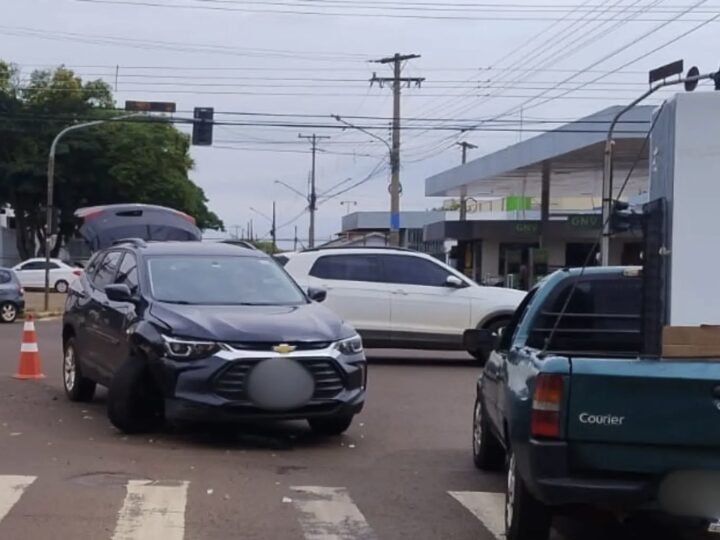 Carro danificado fica parado no meio da Avenida Manoel da Costa Lima
