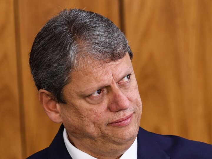 Tarcísio comenta viagem de Flávio Bolsonaro e diz ter recomendado que senador ficasse no Brasil