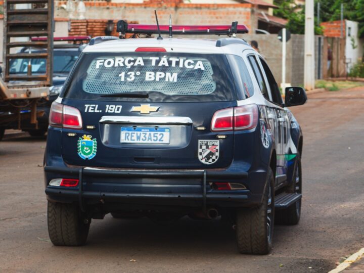 Mulher é baleada nas pernas dentro de casa